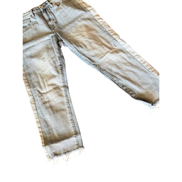 PacSun “Mom Jean” size 26 light wash with raw edges - Picture 2 of 9
